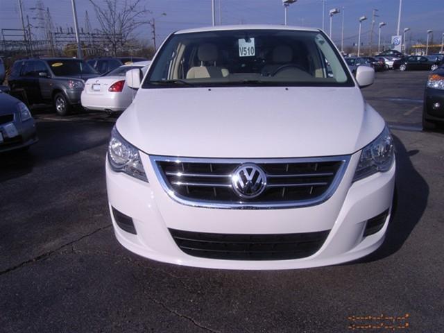 Volkswagen Routan 2010 photo 2