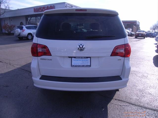 Volkswagen Routan 2010 photo 3