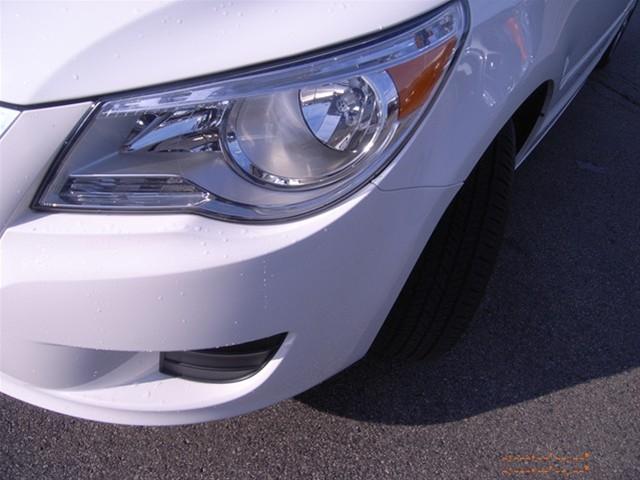 Volkswagen Routan 2010 photo 4