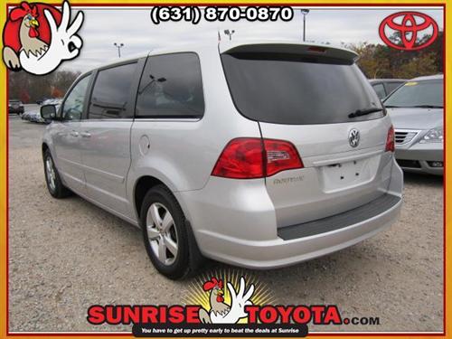 Volkswagen Routan 2010 photo 1