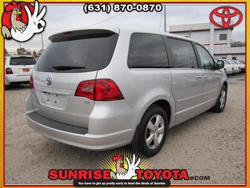 Volkswagen Routan 2010 photo 2