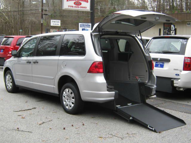 Volkswagen Routan 2010 photo 2