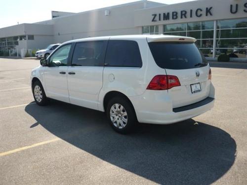 Volkswagen Routan 2010 photo 2