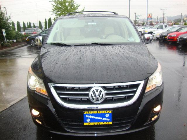Volkswagen Routan 2010 photo 1
