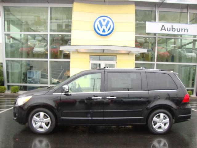 Volkswagen Routan 2010 photo 2