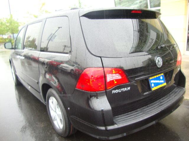 Volkswagen Routan 2010 photo 3