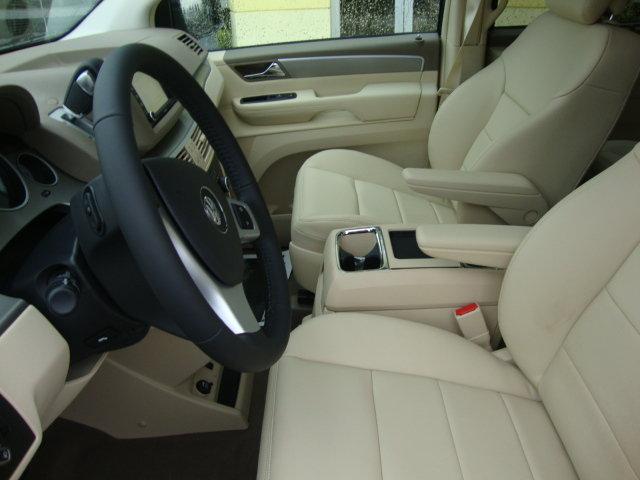 Volkswagen Routan 2010 photo 5