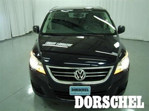 Volkswagen Routan 2010 photo 1
