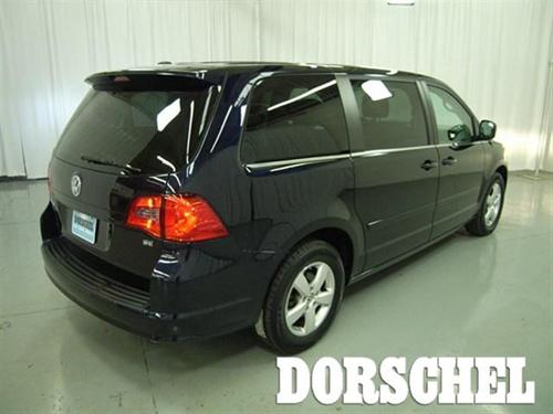 Volkswagen Routan 2010 photo 2
