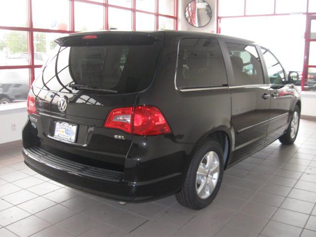Volkswagen Routan 2010 photo 1