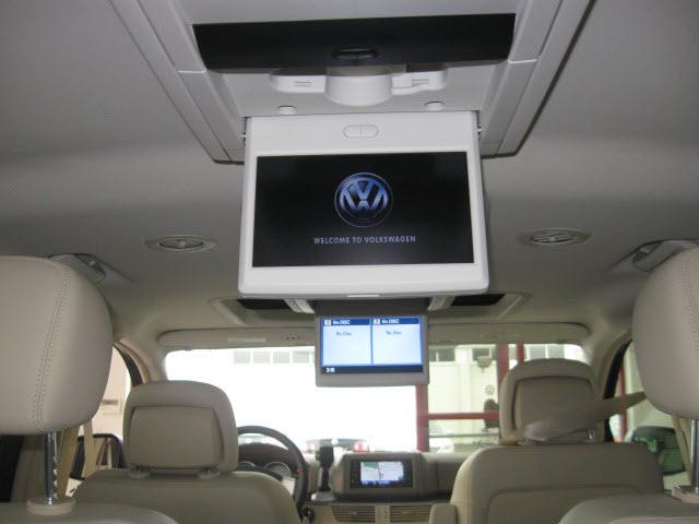 Volkswagen Routan 2010 photo 2