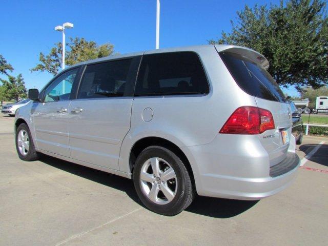 Volkswagen Routan 2010 photo 2