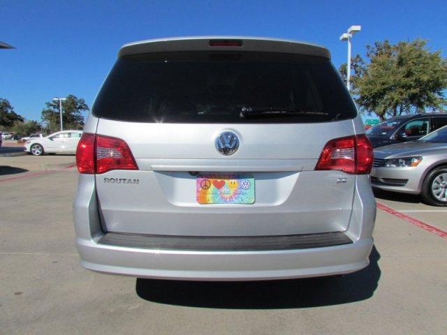 Volkswagen Routan 2010 photo 3