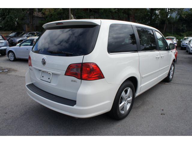 Volkswagen Routan 2010 photo 1