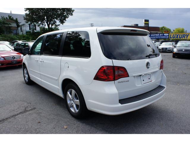 Volkswagen Routan 2010 photo 2