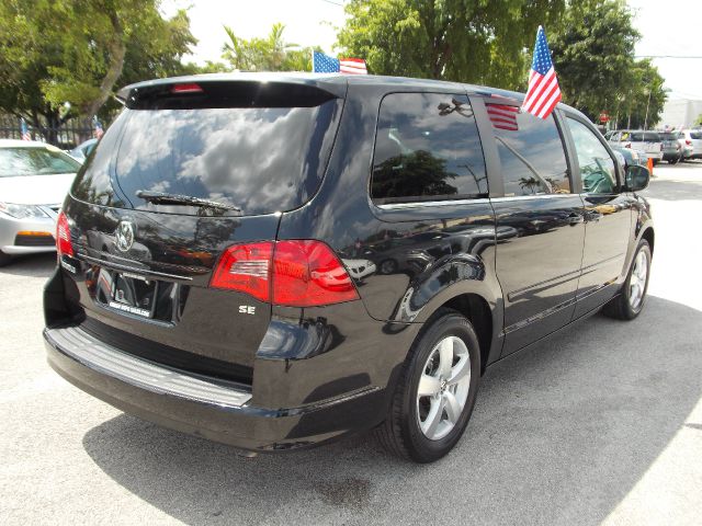 Volkswagen Routan SE MiniVan