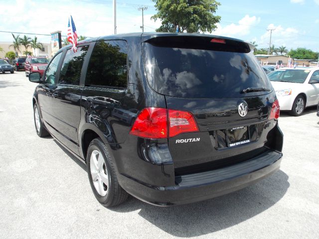 Volkswagen Routan 2010 photo 2