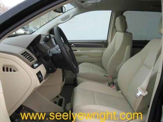 Volkswagen Routan 2010 photo 1
