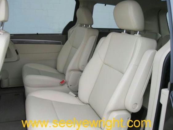 Volkswagen Routan 2010 photo 2