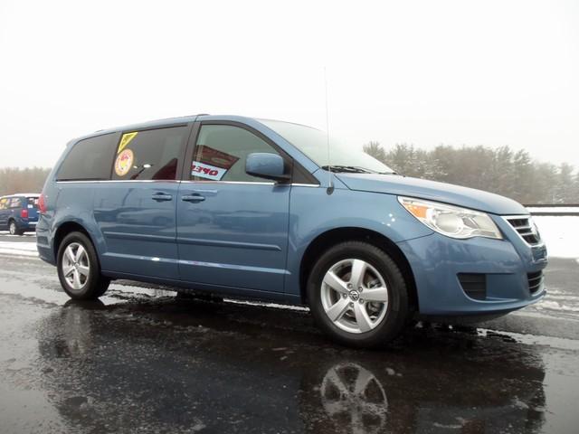 Volkswagen Routan SE MiniVan