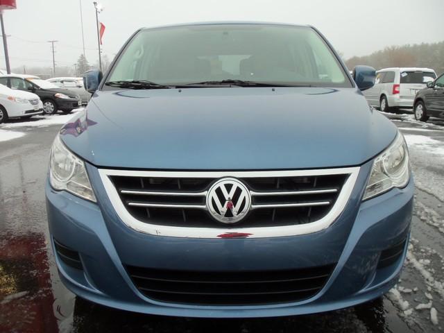 Volkswagen Routan 2011 photo 1