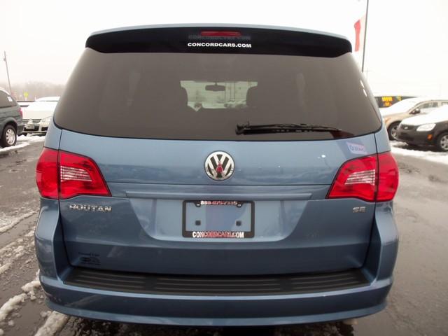 Volkswagen Routan 2011 photo 2