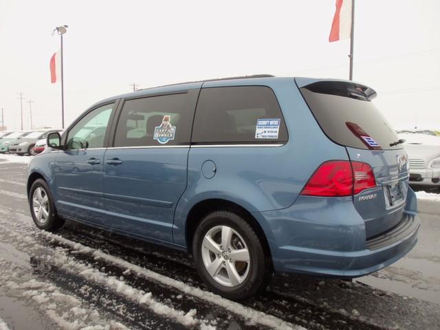 Volkswagen Routan 2011 photo 3