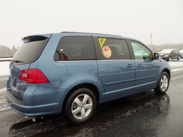 Volkswagen Routan 2011 photo 5
