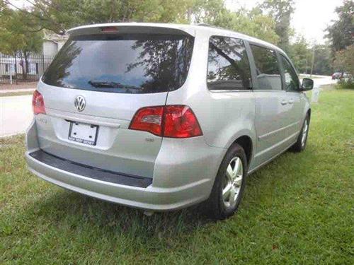 Volkswagen Routan 2011 photo 2