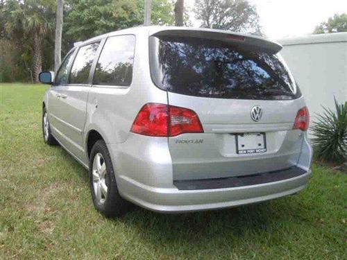 Volkswagen Routan 2011 photo 3