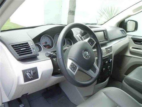 Volkswagen Routan 2011 photo 4