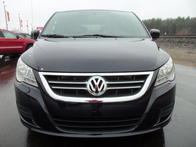 Volkswagen Routan 2011 photo 1