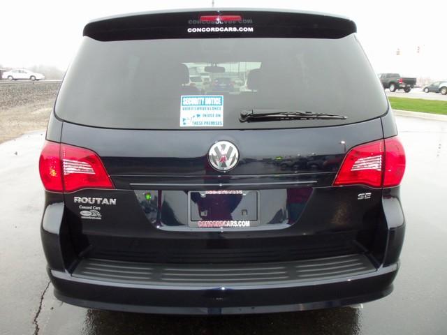 Volkswagen Routan 2011 photo 2