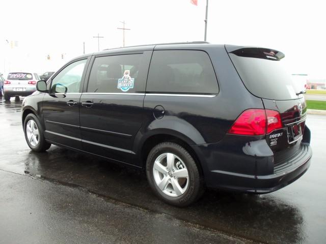 Volkswagen Routan 2011 photo 3