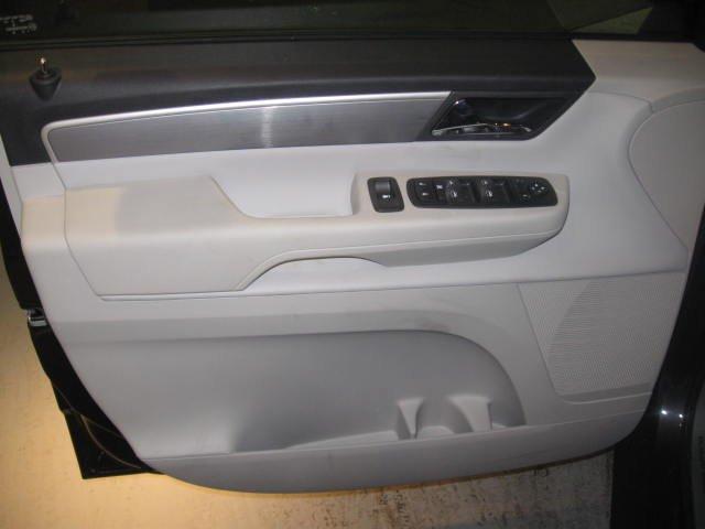 Volkswagen Routan 2011 photo 3