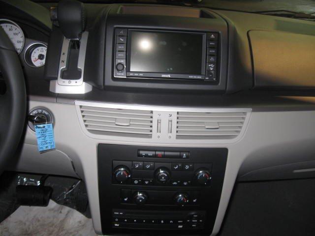Volkswagen Routan 2011 photo 5