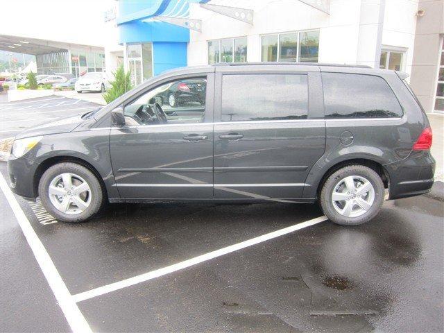 Volkswagen Routan 2011 photo 1