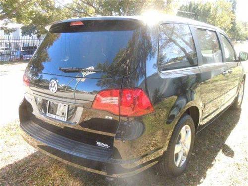 Volkswagen Routan 2011 photo 2