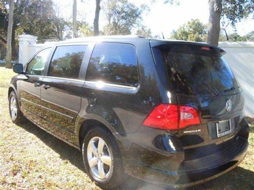 Volkswagen Routan 2011 photo 3
