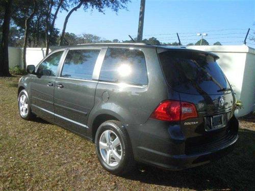 Volkswagen Routan 2011 photo 2
