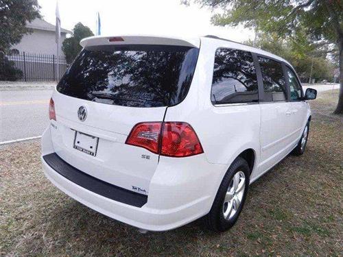 Volkswagen Routan 2011 photo 2