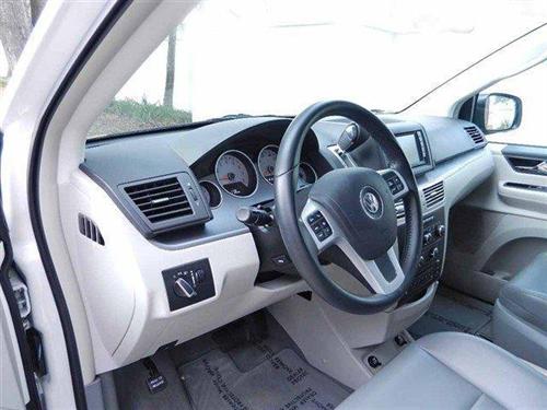 Volkswagen Routan 2011 photo 4