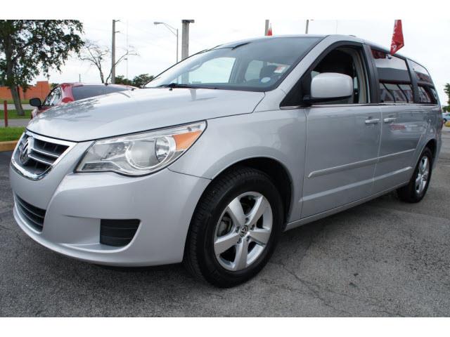 Volkswagen Routan 2011 photo 2