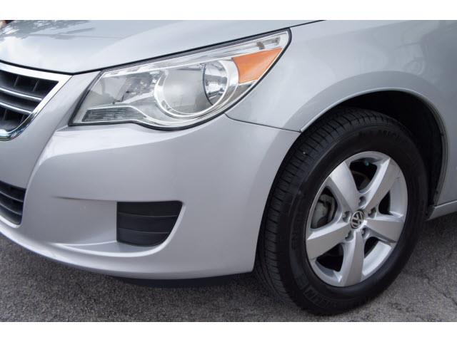 Volkswagen Routan 2011 photo 3