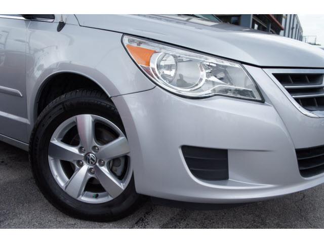 Volkswagen Routan 2011 photo 4