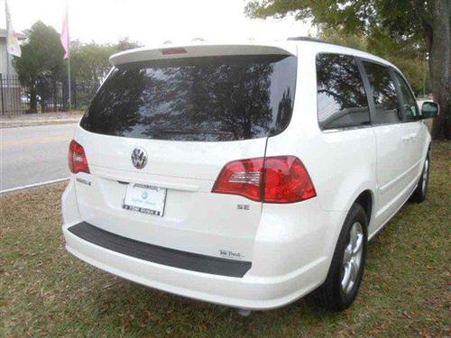 Volkswagen Routan 2011 photo 2