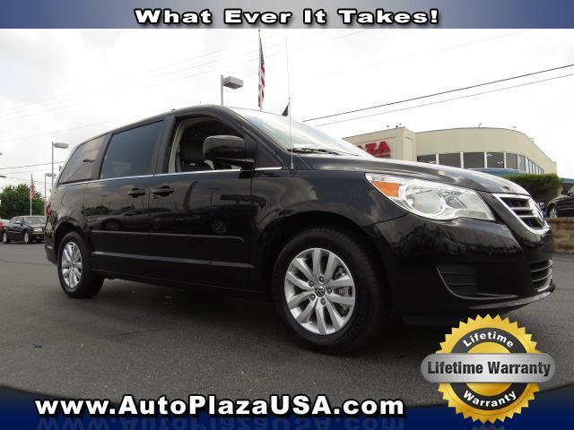 Volkswagen Routan 2012 photo 2
