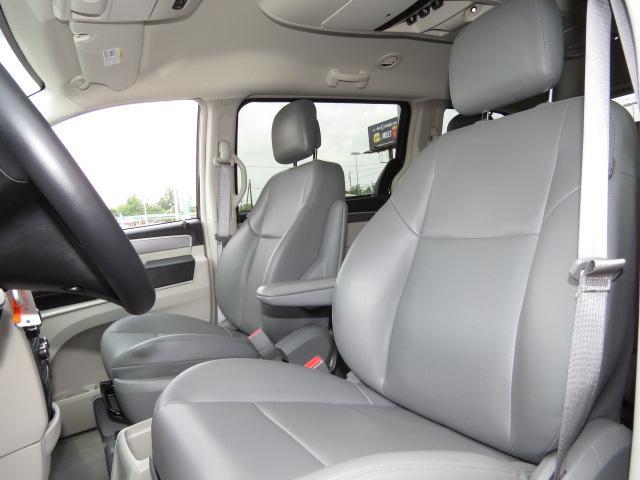 Volkswagen Routan 2012 photo 3