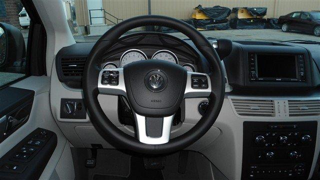 Volkswagen Routan 2012 photo 1