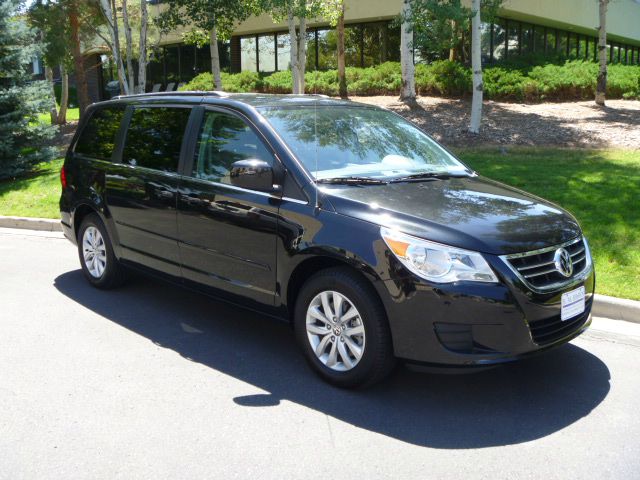 Volkswagen Routan 2012 photo 1